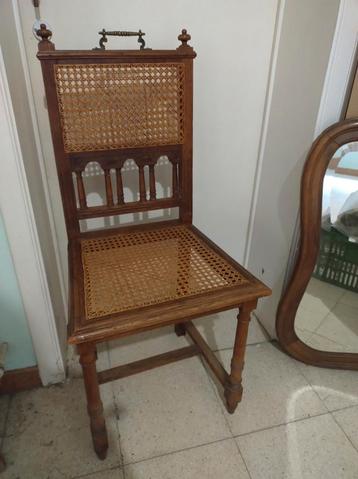 Oude stoel met rotan beschikbaar voor biedingen