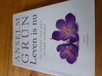 Anselm Grün - Leven is nu, Boeken, Esoterie en Spiritualiteit, Ophalen of Verzenden, Zo goed als nieuw, Anselm Grün
