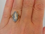 Antieke geelgouden Art Nouveau ring met Wedgwood Camee, Handtassen en Accessoires, Verzenden, Goud, Ring, Met edelsteen