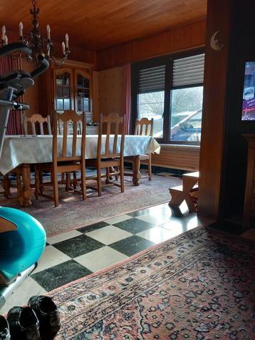 Eetkamer in kwaliteitshout: tafel, 8 stoelen, 2 kast beschikbaar voor biedingen
