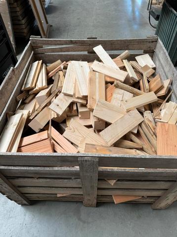 Kisten met droog gemengd hout. beschikbaar voor biedingen
