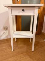 Table de chevet blanche avec tiroir, très bon état, Enlèvement, Comme neuf, Bois, 70 cm ou plus