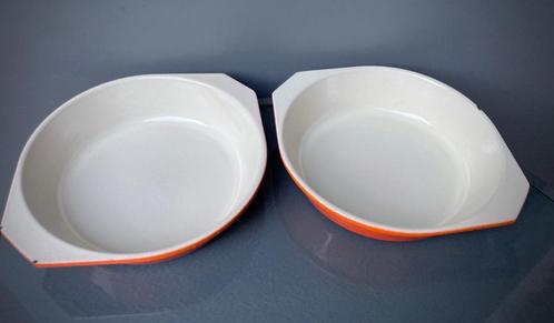 Twee grote oranje geëmailleerde gietijzeren schalen, Huis en Inrichting, Keuken | Potten en Pannen, Gebruikt, Gietijzer, Ophalen of Verzenden