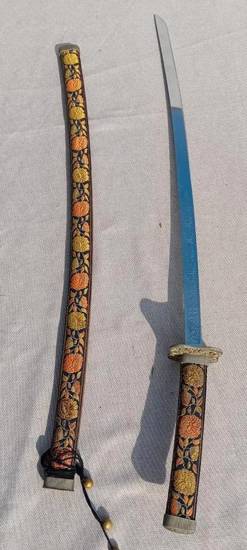 Antieke kleurrijke katana of samoeraizwaard 