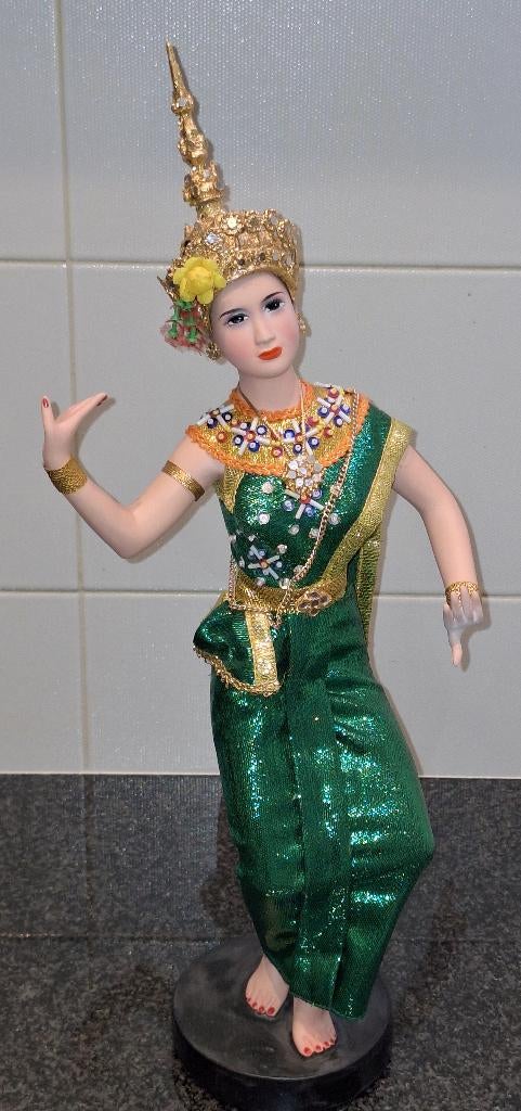 zeer fraaie Thaise pop in traditionele klederdracht, Ophalen of Verzenden, Zo goed als nieuw, Pop