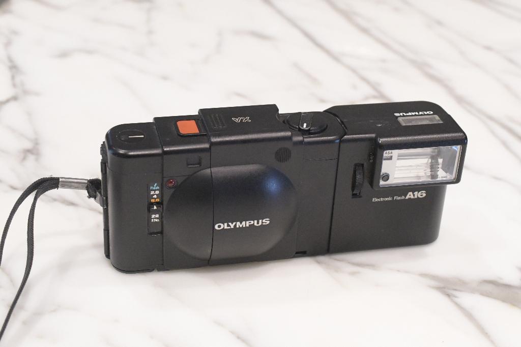 Appareil photo Olympus XA et flash A16 avec étui, Collections, Enlèvement ou Envoi, 1980 à nos jours, Appareils photo
