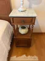 Marmeren houten tafel / nachttafel, Huis en Inrichting, Slaapkamer | Nachtkastjes, Ophalen, Zo goed als nieuw