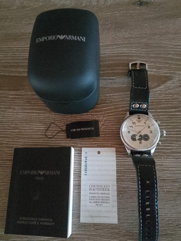 Montre Armani "Modèle Pilote" État neuf., Enlèvement, Comme neuf, Autres matériaux