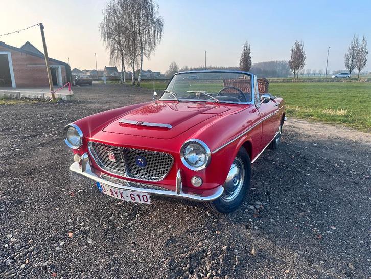 Fiat 1200 Spider, Auto's, Oldtimers, Bedrijf, Fiat, Benzine, Cabriolet, 2 deurs, Handgeschakeld, Rood, Zwart, Kunstmatig leder