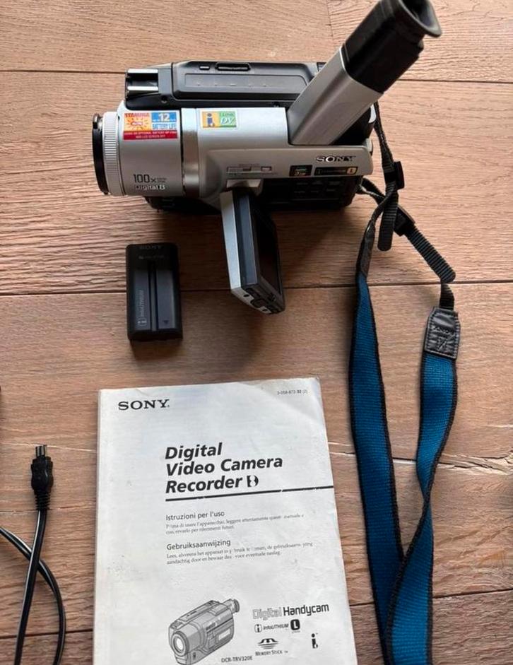 Caméra vidéo Sony DCR-TRV110E digital8 Hi8 Video8, TV, Hi-fi & Vidéo, Caméscopes numériques, Comme neuf, Caméra, Sony, Enlèvement ou Envoi