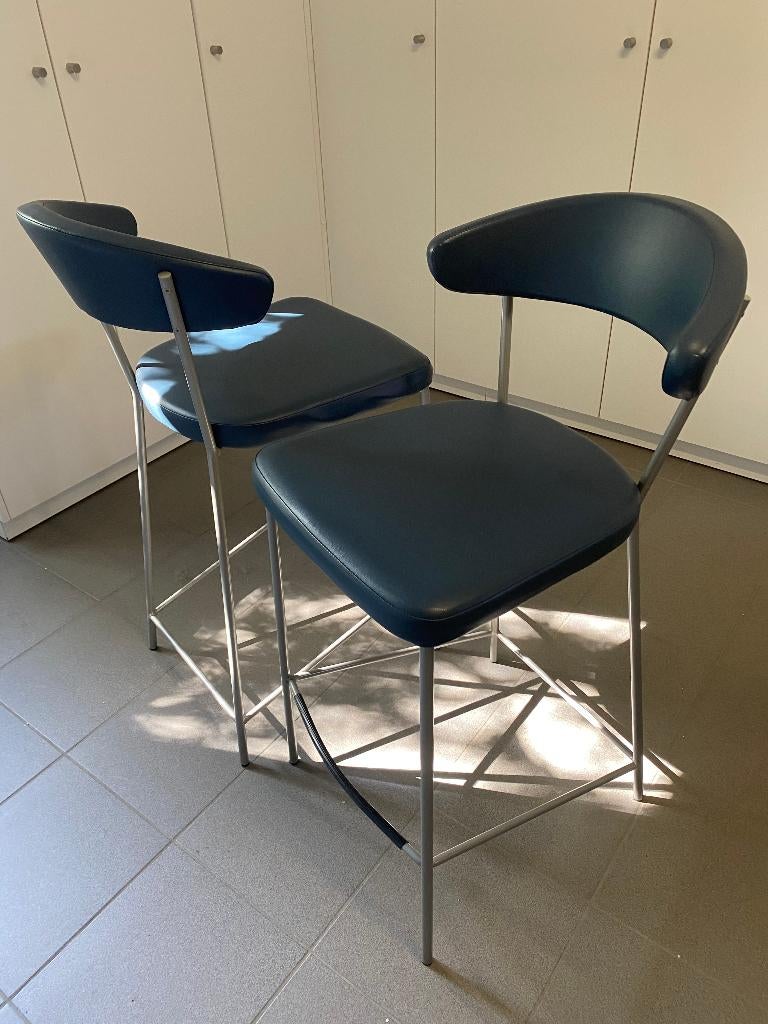 barkrukken in petrol kunstleder met epoxy nikkel poten, Huis en Inrichting, Ophalen, Met voetsteun, 60 tot 90 cm, Zo goed als nieuw