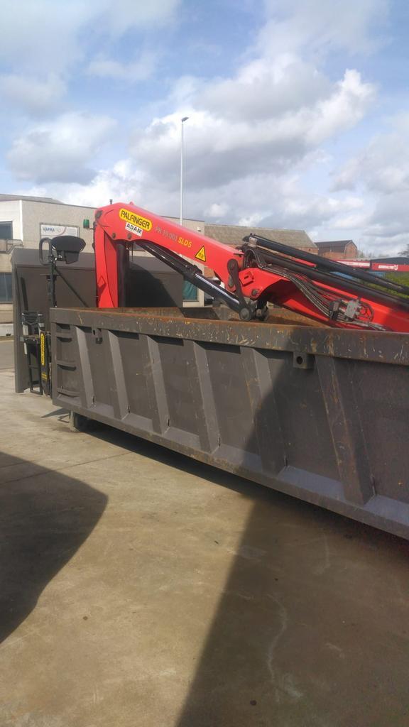 Conteneur à benne basculante avec grue, Articles professionnels, Machines & Construction | Abris de chantier & Conteneurs, Enlèvement ou Envoi