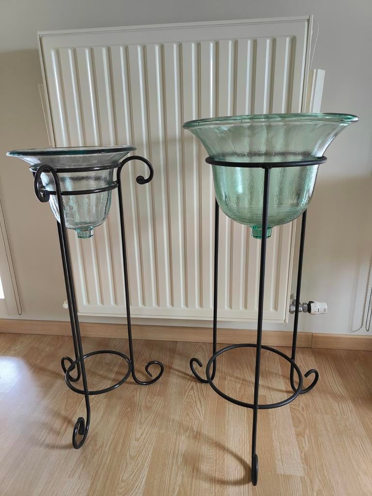 2 Standaards met glazen stolpen, Ophalen