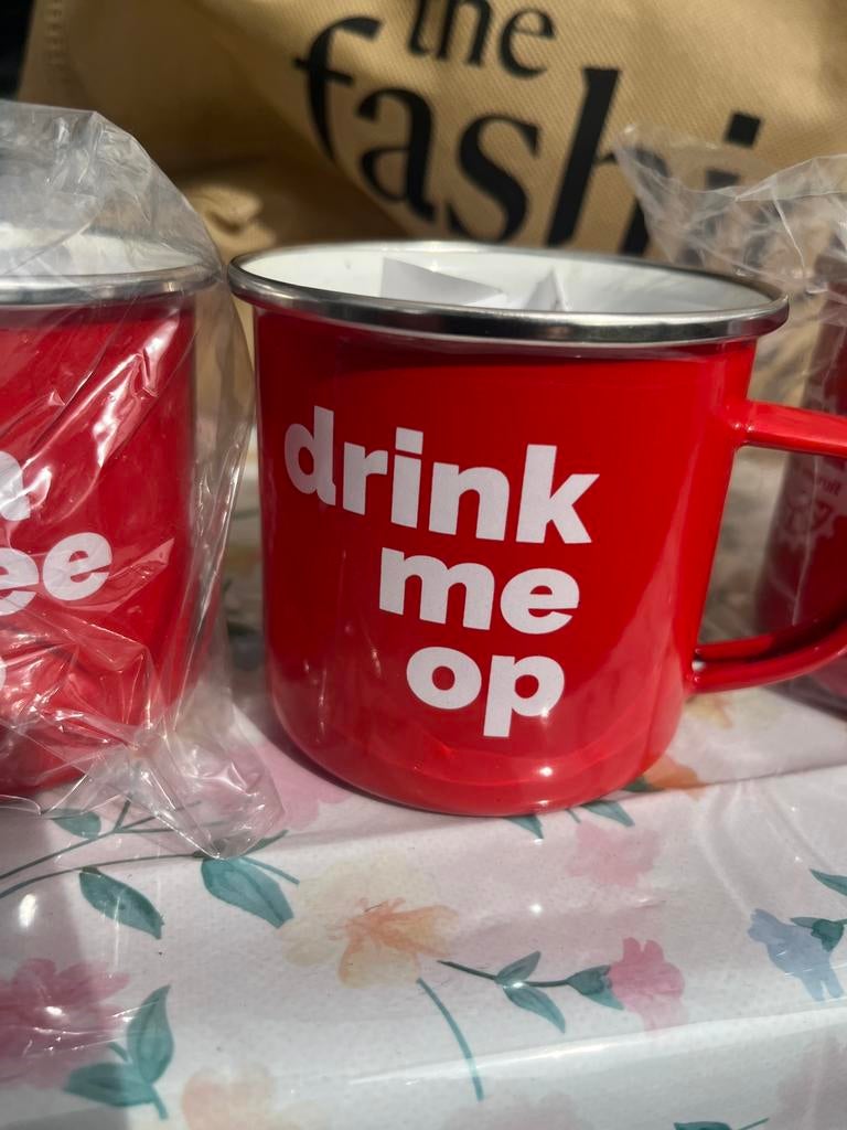 Gobelets en métal neufs, Enlèvement