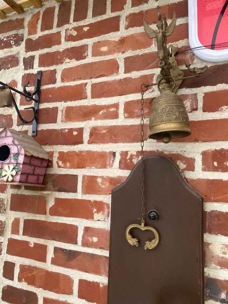 Ancienne cloche de monastère, Enlèvement ou Envoi