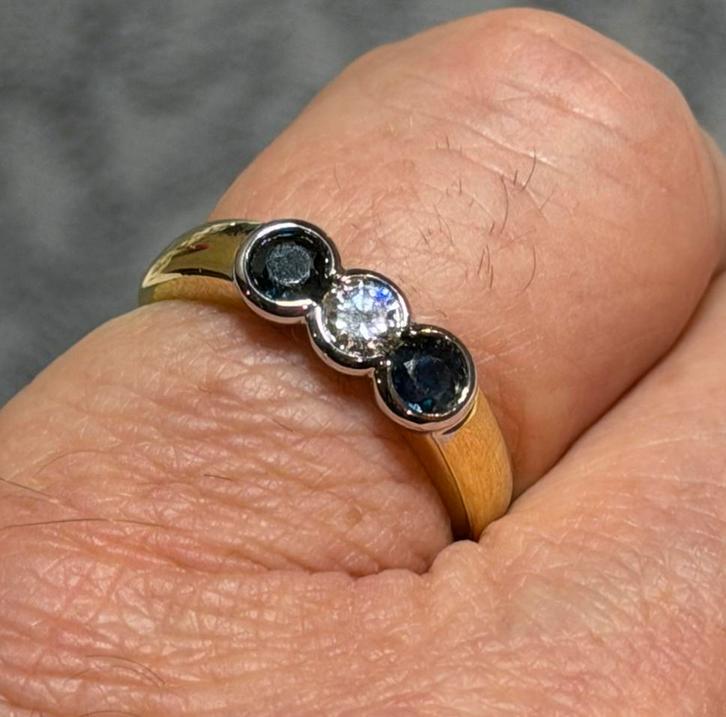 18K gouden ring met 1 natuurlijke diamant 2 blauwe saffieren, Handtassen en Accessoires, Ringen, Dame, 17 tot 18, Geel, Goud, Met edelsteen