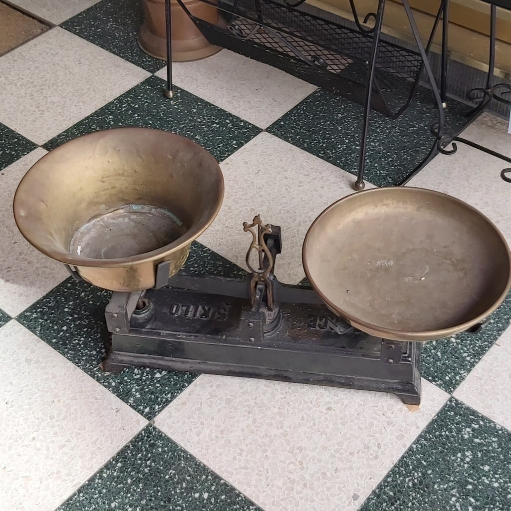 Antieke weegschaal gietijzer en messing schalen., Ophalen