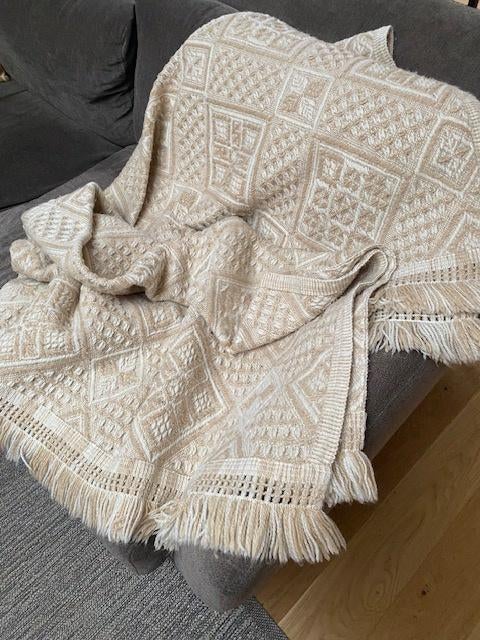 beige gebreid deken, hele mooie structuur, Huis en Inrichting, Woonaccessoires | Plaids en Woondekens, Ophalen of Verzenden, Nieuw