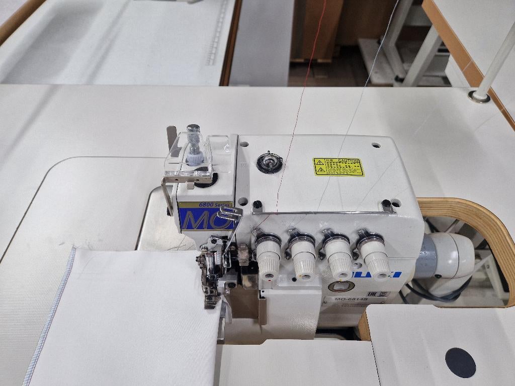 Juki MO-6814 Industriële Overlockmachine – Zo goed als nieuw, Hobby en Vrije tijd, Zo goed als nieuw, Lockmachine, Industrieel
