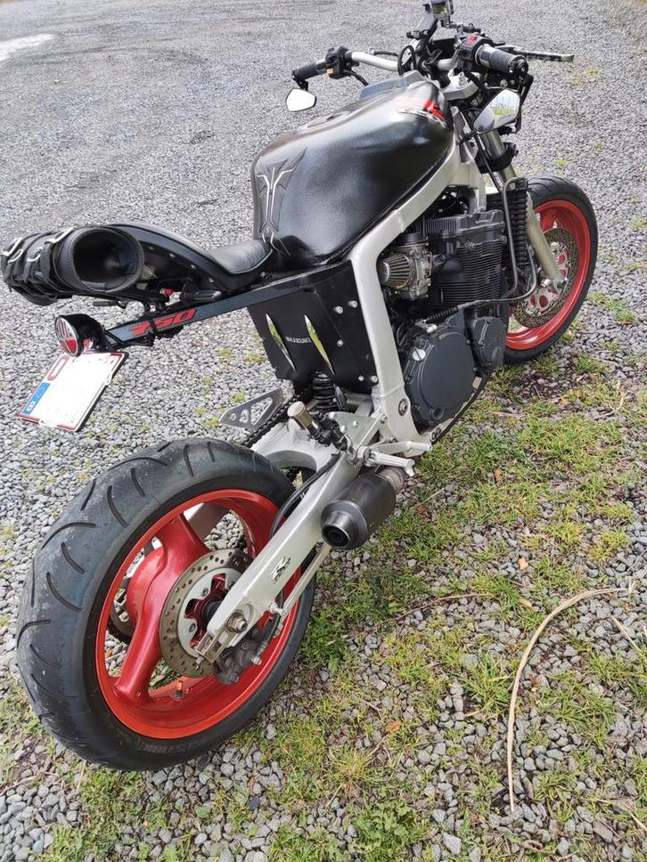 Unieke Suzuki GSX-R750 1988, Motos, Motos | Suzuki, Particulier, Naked bike, plus de 35 kW, 4 cylindres, Permis Moto A, Éclairage LED