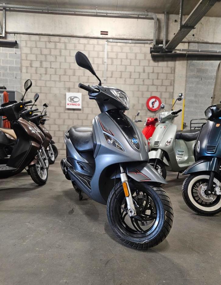 Piaggio New Fly Matt Gray 50cc Classe A 4 temps 2014 - 13 22, Vélos & Vélomoteurs, Scooters | Piaggio, Utilisé, Fly, Classe A (25 km/h)