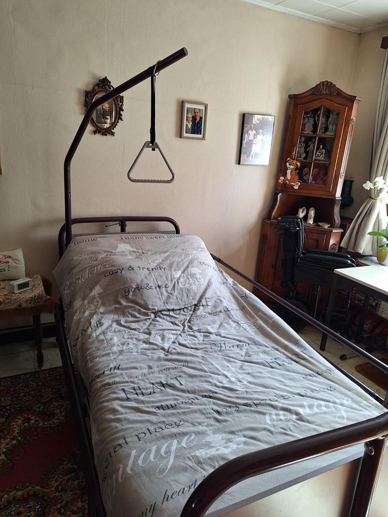 Gratis ziekenhuisbed (Niet elektrisch) met matras en topper, Huis en Inrichting, Ophalen