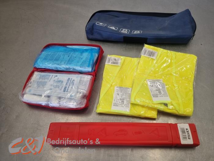 EHBO kit van een Volkswagen Crafter, Gebruikt, -, Volkswagen, -