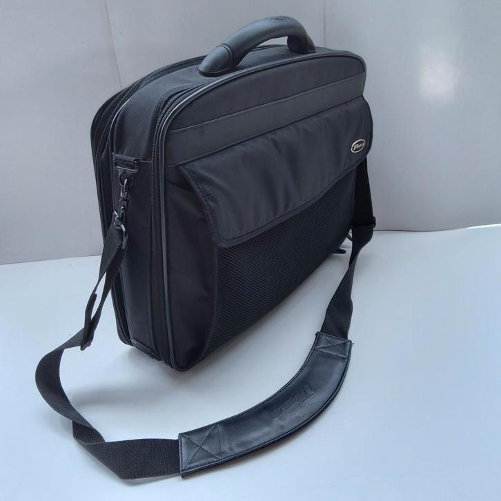 Laptoptas "Targus". Kwalitatief en functioneel!, Computers en Software, Laptoptassen, Zo goed als nieuw, Schoudertas, 17 inch of meer