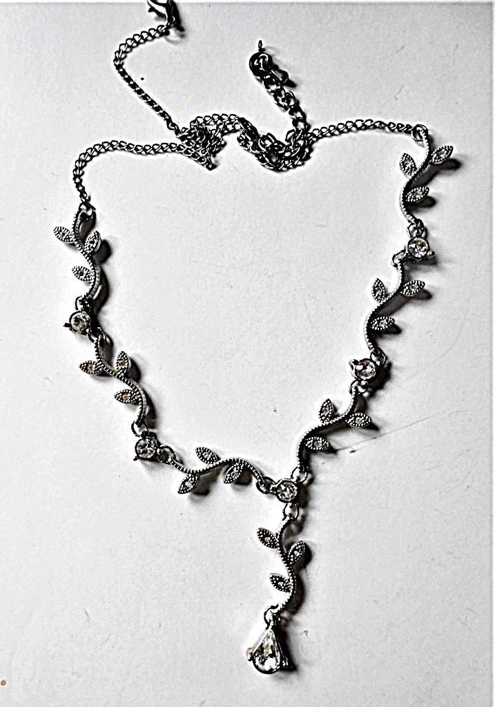 AVON : Fin collier raffiné , élégant, Bijoux, Sacs & Beauté, Colliers, Neuf, Argent, Argent, Enlèvement ou Envoi