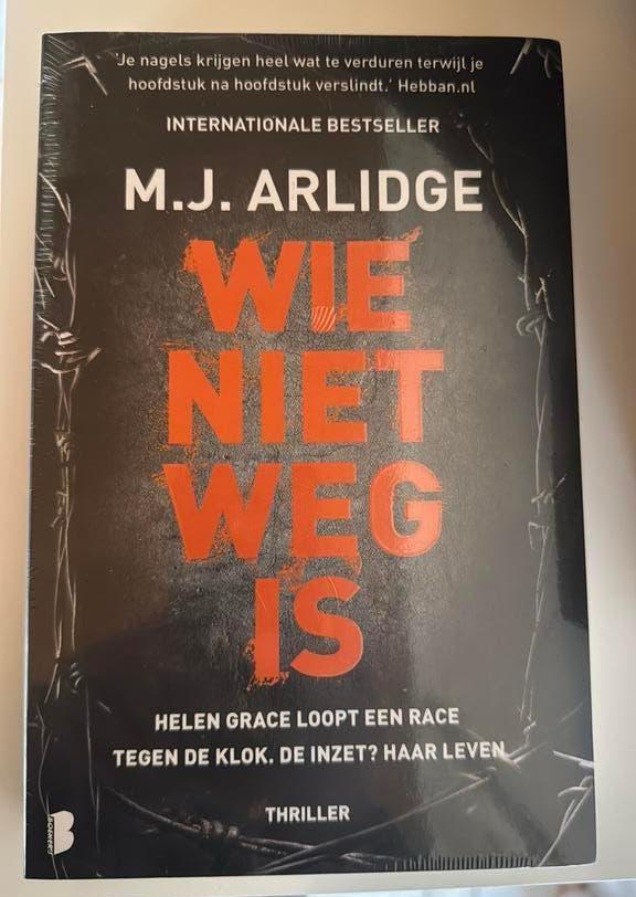 Wie niet weg is - MJ Arlidge, Ophalen, Nieuw