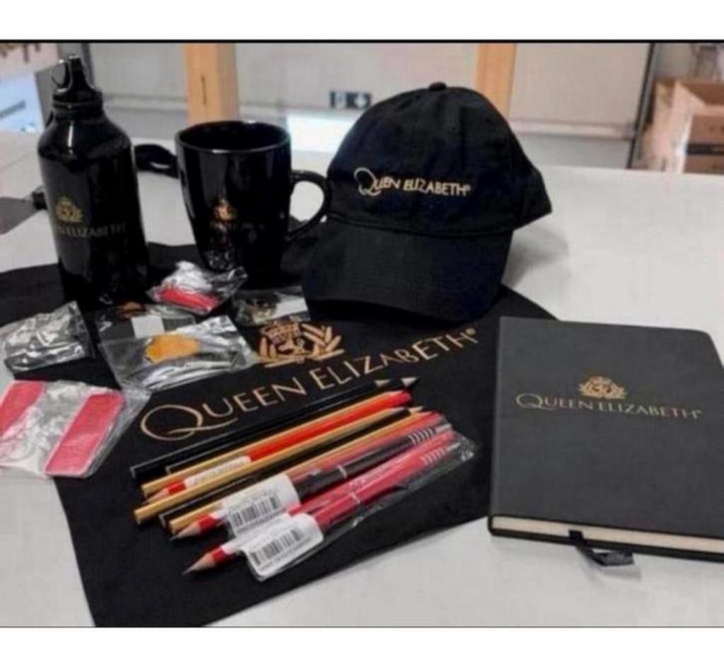 Queen Elizabeth II 2 Emballage, sac, tasse, bouteille, livre, Enlèvement ou Envoi, Neuf, Autres types