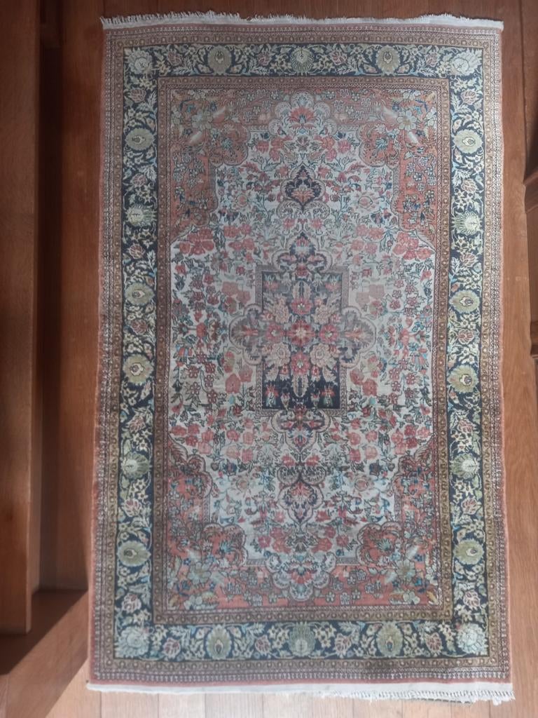 Hereke tapijt. (Zijde op zijde, dubbel geknoopt, 1.2 Mil/m²), Ophalen