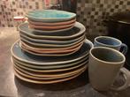 Grote serviesset (16 borden + 2 mokken) | Modern & Pastel, Huis en Inrichting, Ophalen, Bord(en)