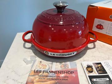 Nieuwe Le Creuset Broodpan 24 cm Kersenrood met doos beschikbaar voor biedingen