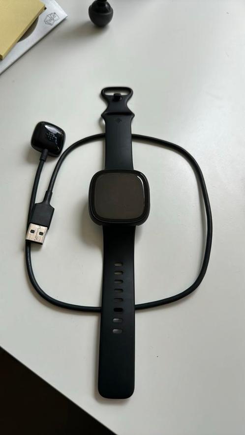 Fitbit Versa 4 Noir - Comme neuf, Handtassen en Accessoires, Smartwatches, Zo goed als nieuw, Zwart