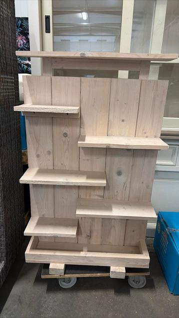 Rekje om kleine spulletjes op te zetten. beschikbaar voor biedingen