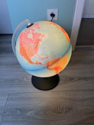 wereldbol beschikbaar voor biedingen