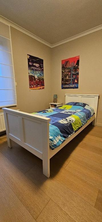 Kinder bed 90x200 met nachtkastje beschikbaar voor biedingen