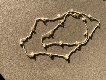 Verschillende kettingen en armband beschikbaar voor biedingen