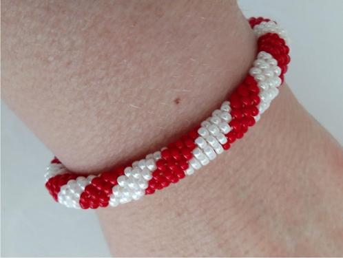 Gehaakte kralenarmband, Handtassen en Accessoires, Armbanden, Nieuw, Overige materialen, Rood, Ophalen of Verzenden