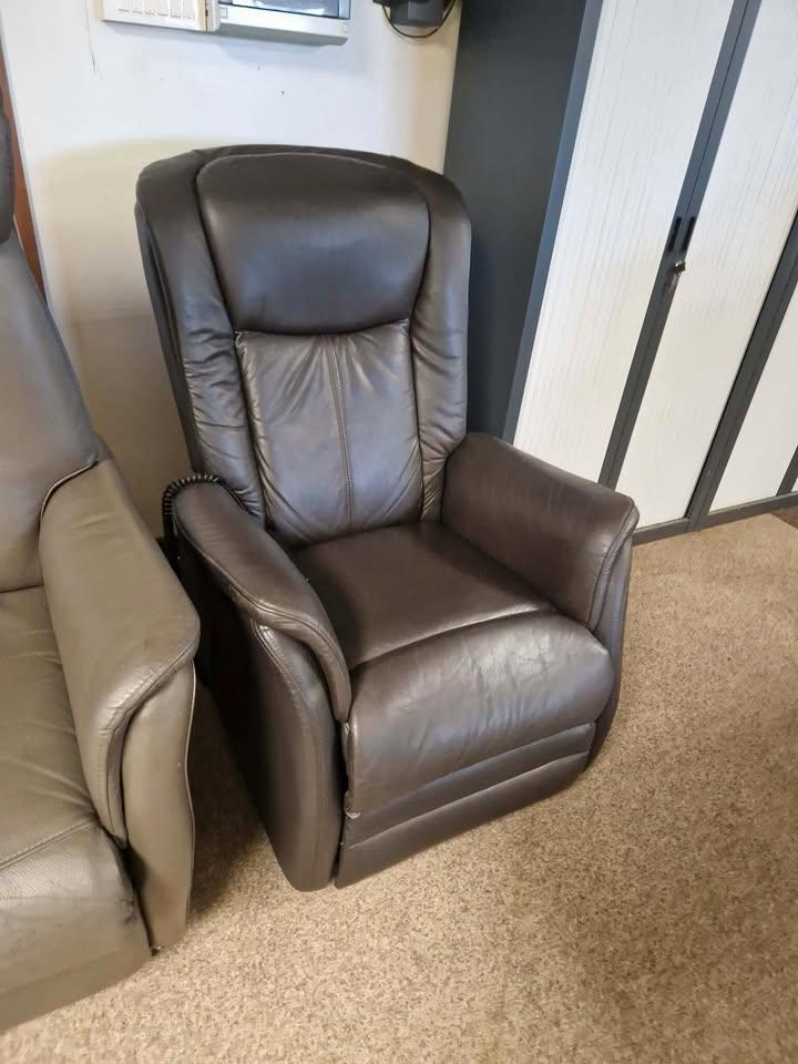 BRUINE ELEKTRISCHE RELAX MET UITSTAPFUNCTIE, Maison & Meubles, Chaises, Utilisé, Enlèvement