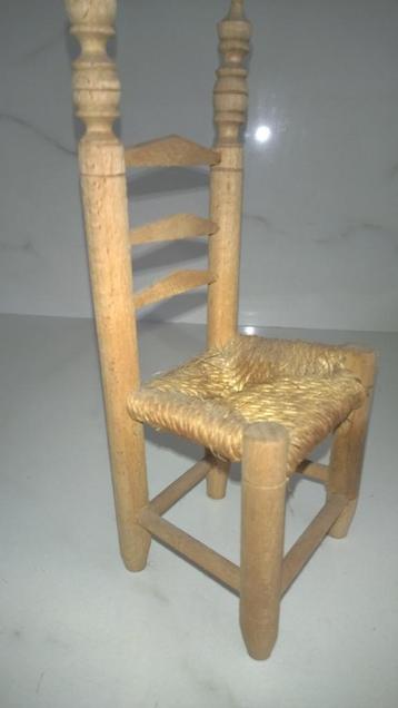 Miniatuur/ poppen houten stoeltje