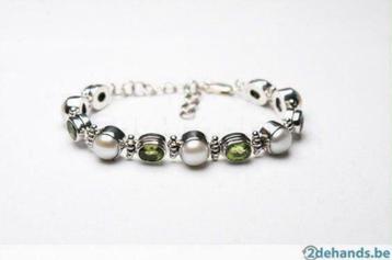 Zilveren armbanden en hangers op=op beschikbaar voor biedingen