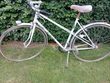 Vintage damesfiets beschikbaar voor biedingen