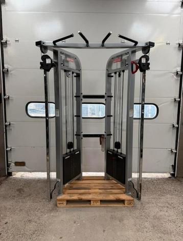 Star Trac Dual adjustable pulley / Cable machine beschikbaar voor biedingen