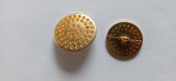 Knoop goud-, nickel-,oud zilverkleur beschikbaar voor biedingen