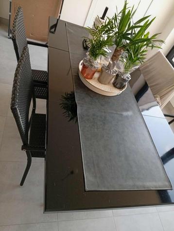 Eettafel beschikbaar voor biedingen