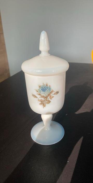 Zeer mooi gedecoreerd Melkglas tas/glas met deksel beschikbaar voor biedingen