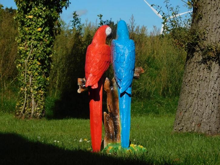 Beeld Papegaaien op Boomstronk - Polystone - Vol in Kleur, Tuin en Terras, Tuinbeelden, Dierenbeeld, Kunststof, Ophalen of Verzenden
