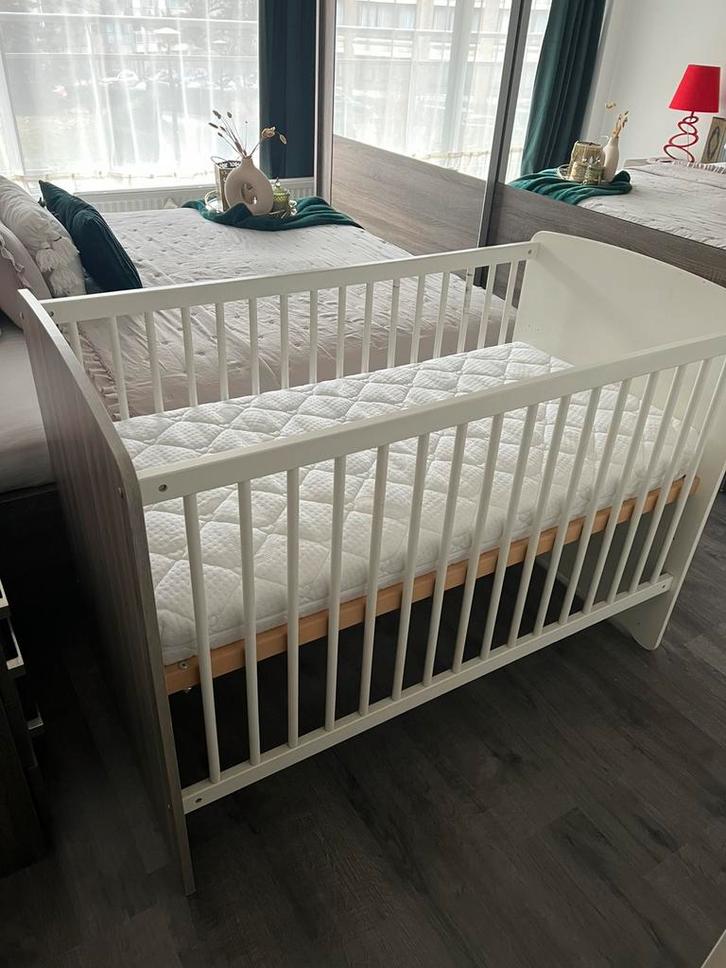 Lit bébé enfants avec matelas. Bon état., Kinderen en Baby's, Babywiegjes en Ledikanten, Zo goed als nieuw, Ledikant, Ophalen